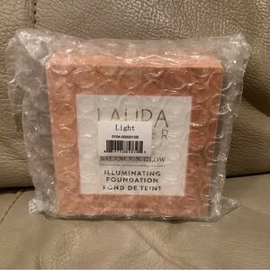 NIB Laura Geller Baked Balance-n-Brighten Color Correcting Foundation in Light